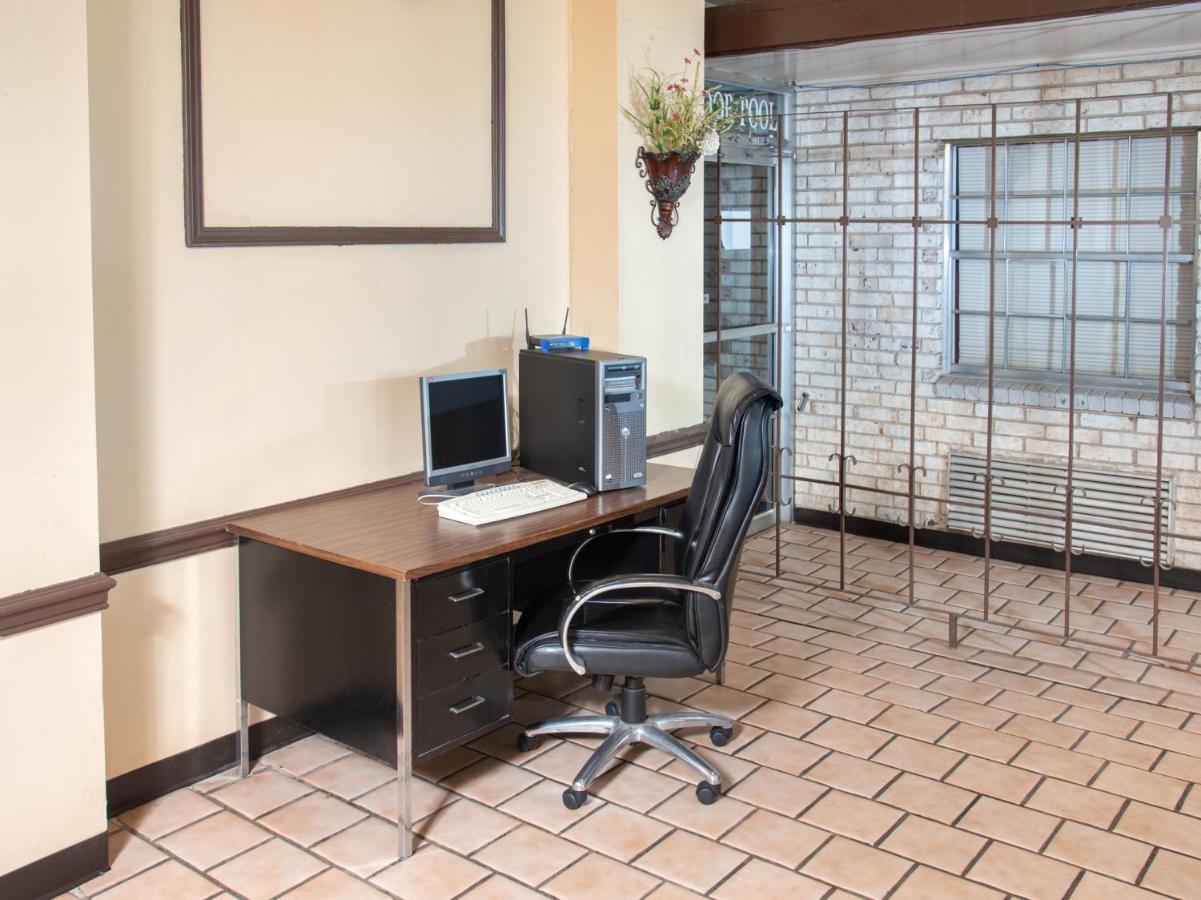 Rest Inn - Extended Stay, I-40 Airport, Wedding & Event Center Amarillo Exterior foto
